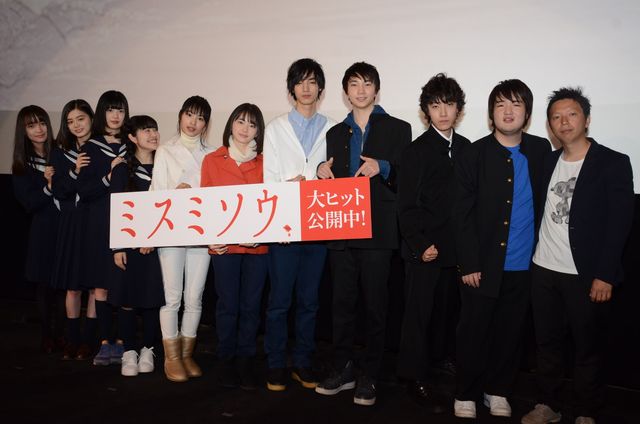 手紙を読む山田杏奈＆清水尋也『ミスミソウ』初日舞台あいさつ（10枚目）