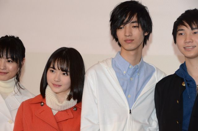 手紙を読む山田杏奈＆清水尋也『ミスミソウ』初日舞台あいさつ（13枚目）