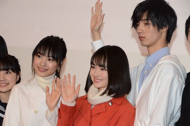 手紙を読む山田杏奈＆清水尋也『ミスミソウ』初日舞台あいさつ（14枚目）