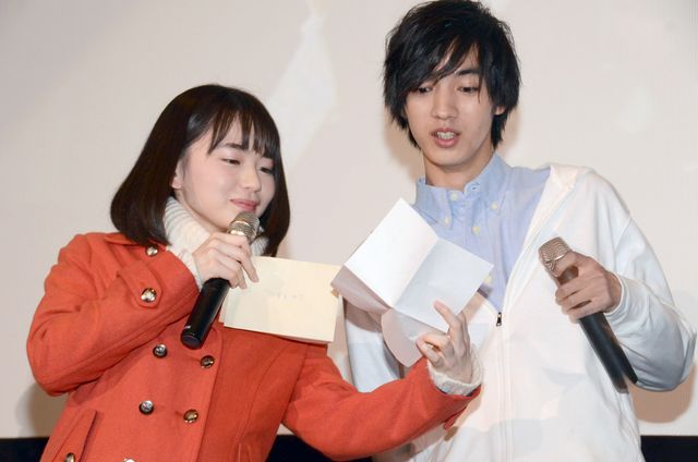 手紙を読む山田杏奈＆清水尋也『ミスミソウ』初日舞台あいさつ（15枚目）