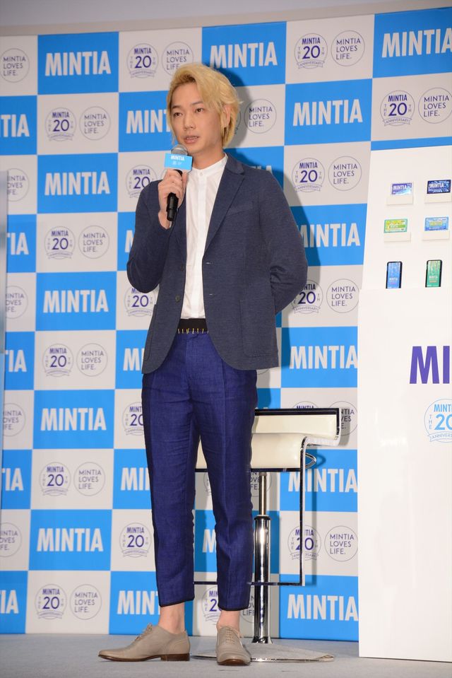 綾野剛、北川景子との初顔合わせに照れ!?アサヒ「ミンティア」20周年記念イベントフォトギャラリー（11枚目）