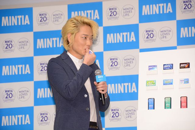 綾野剛、北川景子との初顔合わせに照れ!?アサヒ「ミンティア」20周年記念イベントフォトギャラリー（13枚目）