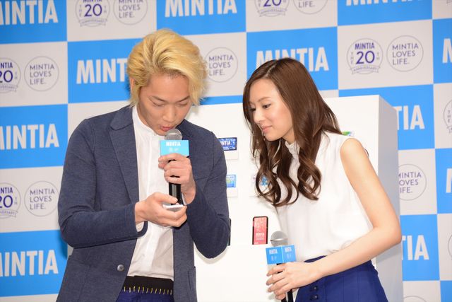 綾野剛、北川景子との初顔合わせに照れ!?アサヒ「ミンティア」20周年記念イベントフォトギャラリー（17枚目）