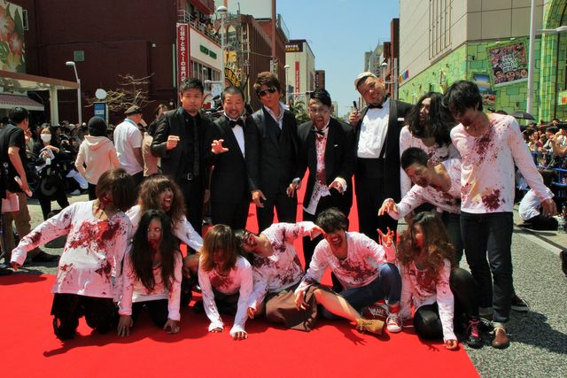 斎藤工、人気ぶりで沖縄国際映画祭レッドカーペットなかなか進めず　画像ギャラリー：フォトギャラリー