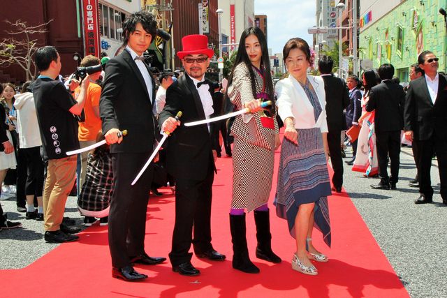 斎藤工、人気ぶりで沖縄国際映画祭レッドカーペットなかなか進めず　画像ギャラリー（2枚目）
