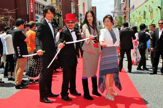 斎藤工、人気ぶりで沖縄国際映画祭レッドカーペットなかなか進めず　画像ギャラリー（3枚目）