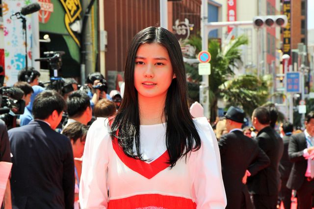 斎藤工、人気ぶりで沖縄国際映画祭レッドカーペットなかなか進めず　画像ギャラリー（4枚目）