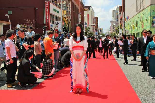 斎藤工、人気ぶりで沖縄国際映画祭レッドカーペットなかなか進めず　画像ギャラリー（5枚目）