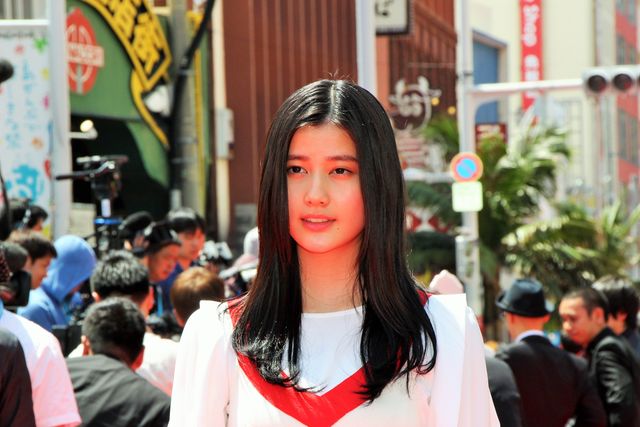 斎藤工、人気ぶりで沖縄国際映画祭レッドカーペットなかなか進めず　画像ギャラリー（6枚目）