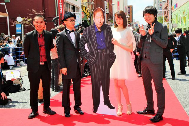 斎藤工、人気ぶりで沖縄国際映画祭レッドカーペットなかなか進めず　画像ギャラリー（7枚目）