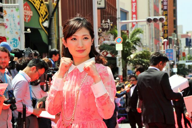 斎藤工、人気ぶりで沖縄国際映画祭レッドカーペットなかなか進めず　画像ギャラリー（10枚目）