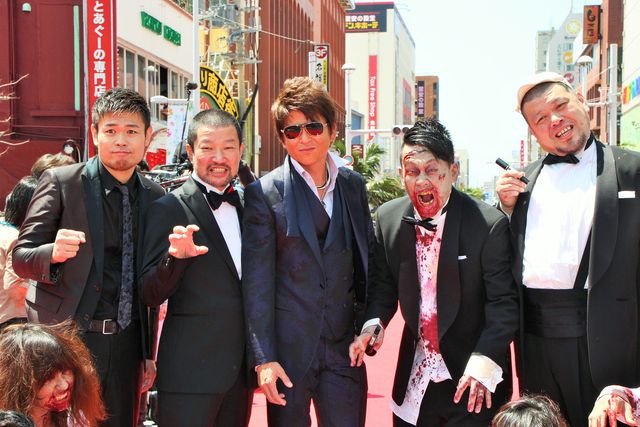 斎藤工、人気ぶりで沖縄国際映画祭レッドカーペットなかなか進めず　画像ギャラリー（11枚目）