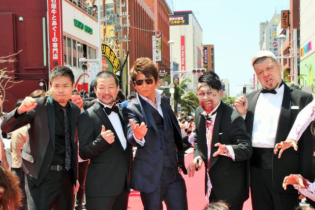 斎藤工、人気ぶりで沖縄国際映画祭レッドカーペットなかなか進めず　画像ギャラリー（13枚目）