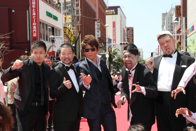 斎藤工、人気ぶりで沖縄国際映画祭レッドカーペットなかなか進めず　画像ギャラリー（14枚目）