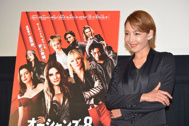 柚希礼音、黒のパンツスーツで華麗に登場！（6枚目）