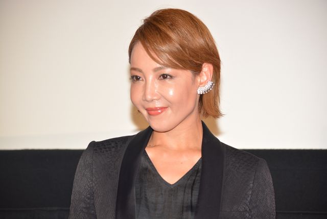 柚希礼音、黒のパンツスーツで華麗に登場！（10枚目）