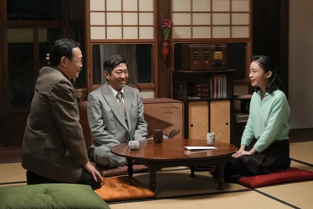 スズ子（趣里）は羽鳥（草なぎ剛）＆麻里（市川実和子）に相談…「ブギウギ」第81回の場面写真（4枚目）