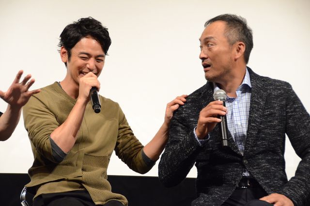 謙さんのオーラをフォークリフトが吸収!?映画『怒り』LINE LIVE プレミア上映会フォトギャラリー（24枚目）