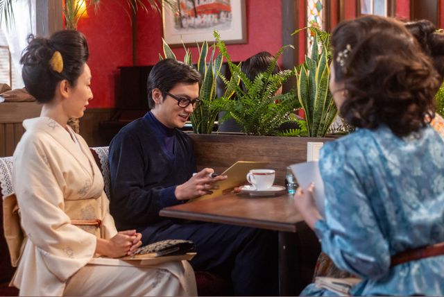 嵩（北村匠海）は女性たちに囲まれて…「あんぱん」第21週「手のひらを太陽に」第104回：フォトギャラリー