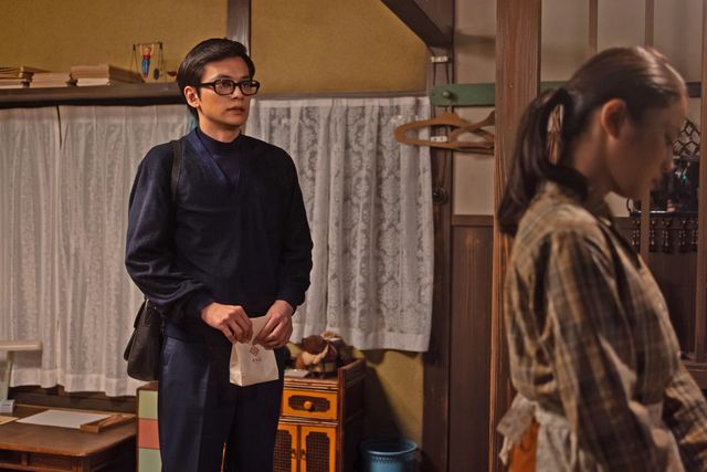 嵩（北村匠海）は女性たちに囲まれて…「あんぱん」第21週「手のひらを太陽に」第104回（4枚目）