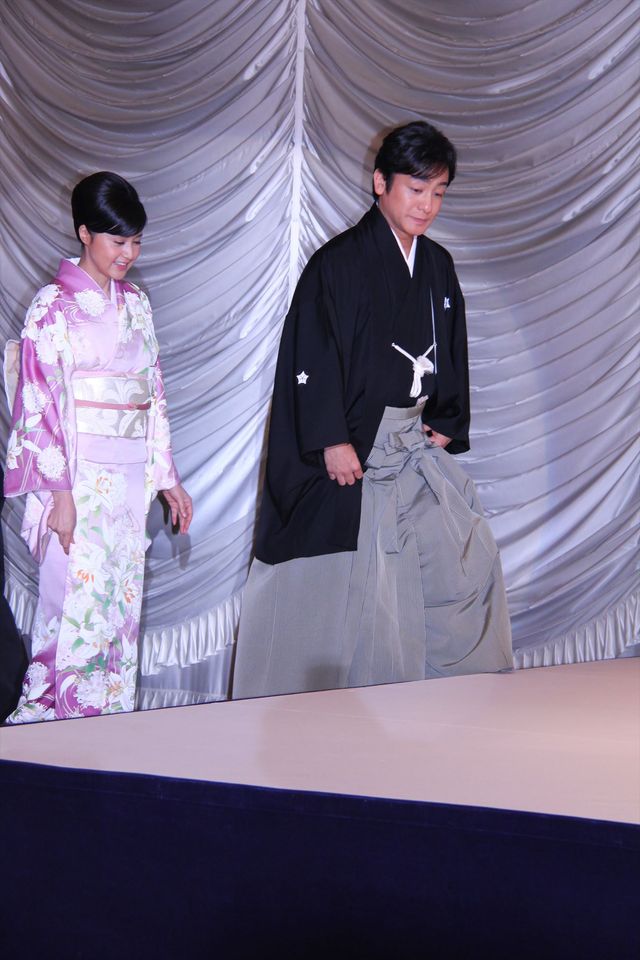 片岡愛之助＆藤原紀香が結婚会見！指輪もキラリ　フォトギャラリー（2枚目）