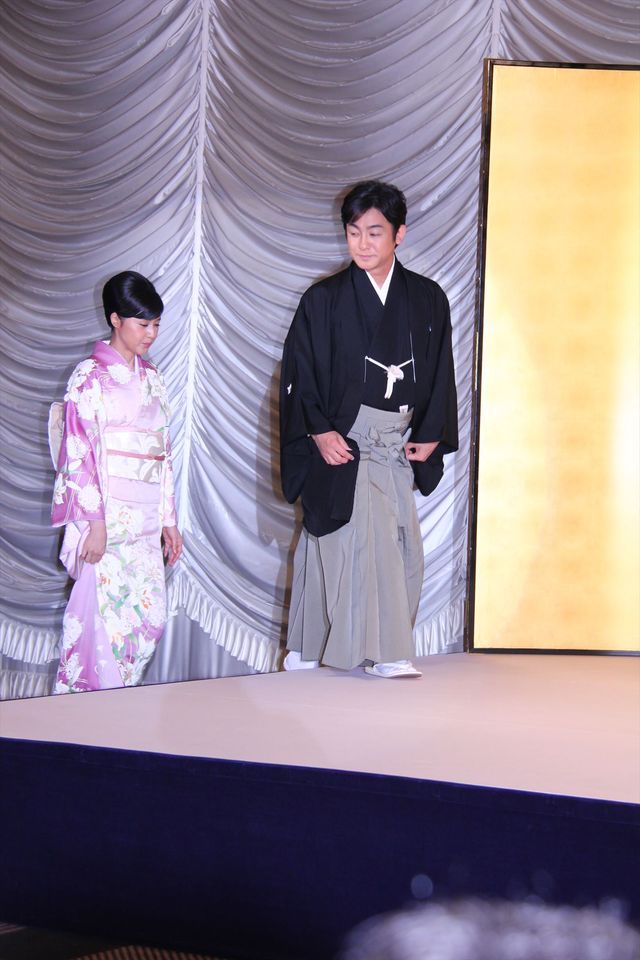 片岡愛之助＆藤原紀香が結婚会見！指輪もキラリ　フォトギャラリー（3枚目）