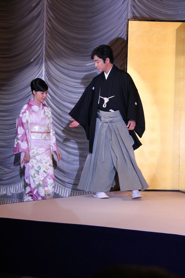 片岡愛之助＆藤原紀香が結婚会見！指輪もキラリ　フォトギャラリー（4枚目）