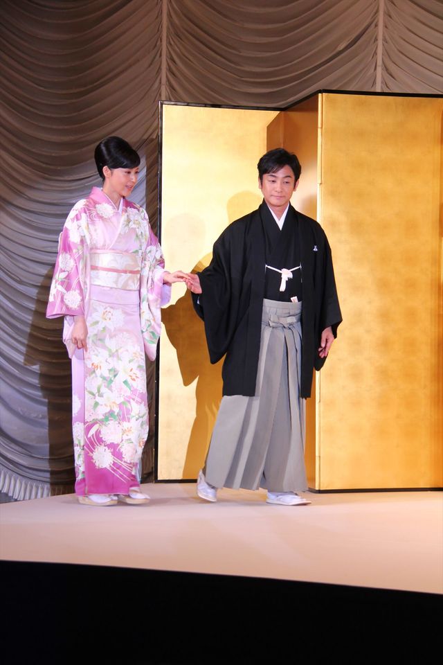 片岡愛之助＆藤原紀香が結婚会見！指輪もキラリ　フォトギャラリー（6枚目）