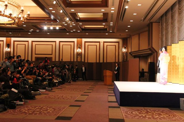 片岡愛之助＆藤原紀香が結婚会見！指輪もキラリ　フォトギャラリー（13枚目）