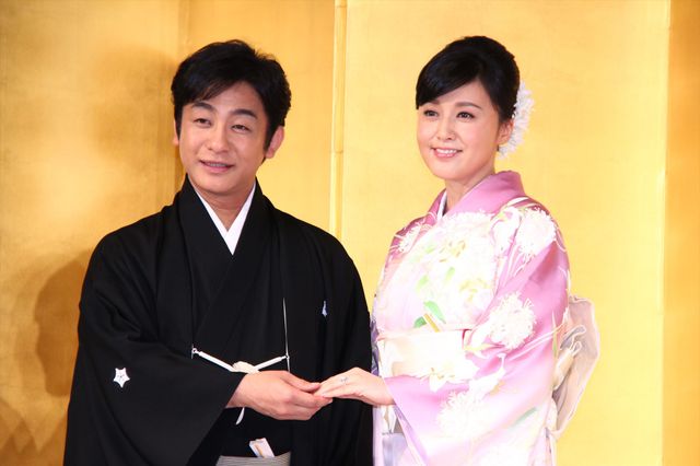 片岡愛之助＆藤原紀香が結婚会見！指輪もキラリ　フォトギャラリー（15枚目）