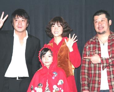 左から加藤浩次、上野樹里、ケンドーコバヤシ　中央の女の子は、600人の中から選ばれたミス・リトル・レッドの森理沙子ちゃん