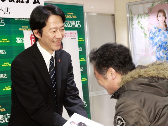 「『相棒 捜査一課 伊丹憲一』 オフィシャルフォトブック」発売記念握手会フォトギャラリー（7枚目）