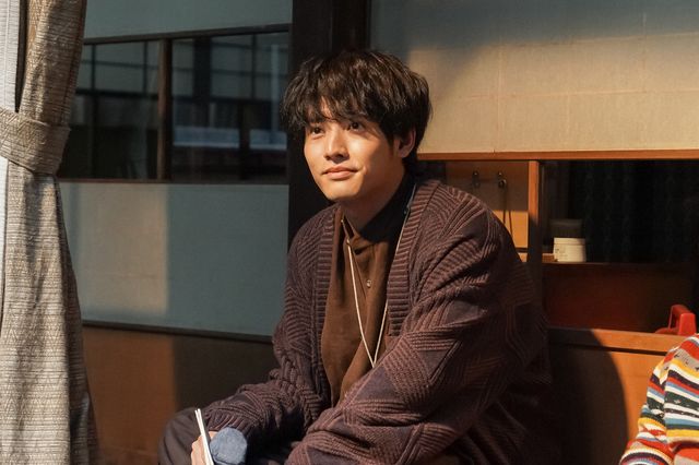 縁側の貴司…「舞いあがれ！」第60回の場面写真：フォトギャラリー