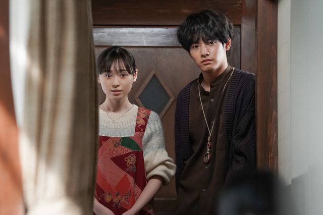 縁側の貴司…「舞いあがれ！」第60回の場面写真（3枚目）