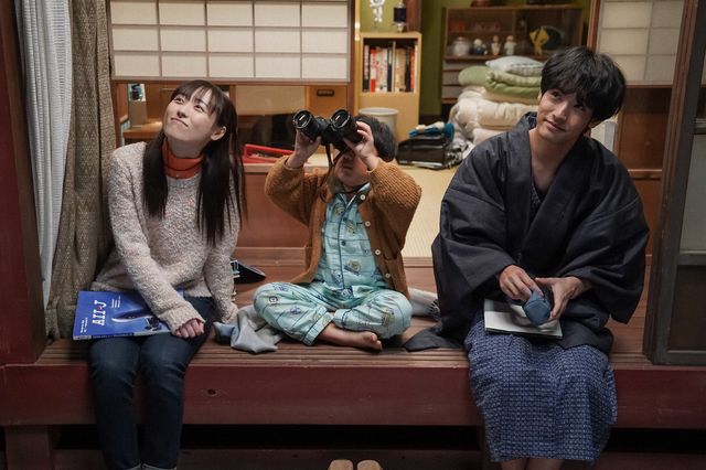 縁側の貴司…「舞いあがれ！」第60回の場面写真（5枚目）