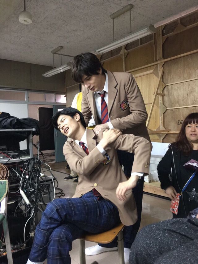 なんだかドキドキする城田優＆三浦春馬ドラマオフショット（4枚目）