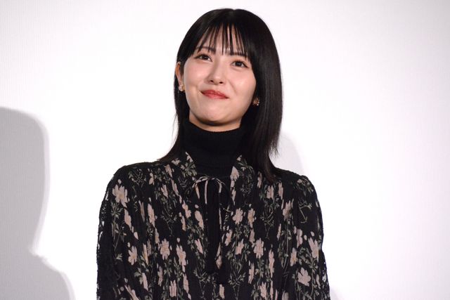 浜辺美波、美麗衣装でニッコリ『アンダーニンジャ』舞台あいさつ（2枚目）