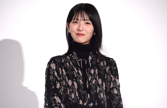 浜辺美波、美麗衣装でニッコリ『アンダーニンジャ』舞台あいさつ（4枚目）