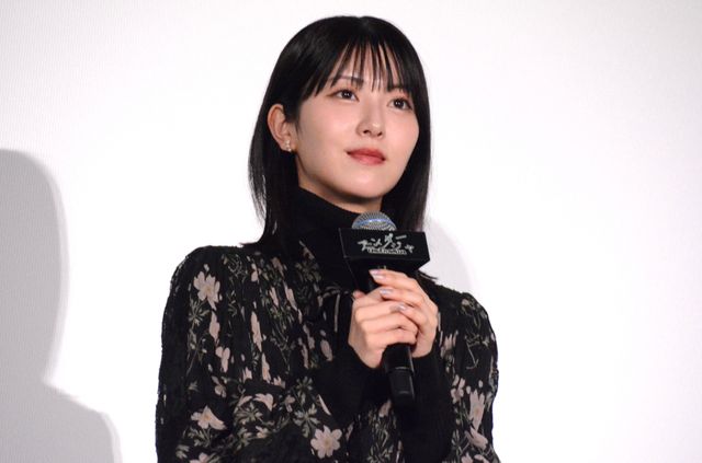 浜辺美波、美麗衣装でニッコリ『アンダーニンジャ』舞台あいさつ（6枚目）