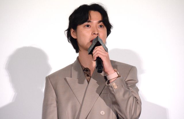 浜辺美波、美麗衣装でニッコリ『アンダーニンジャ』舞台あいさつ（7枚目）