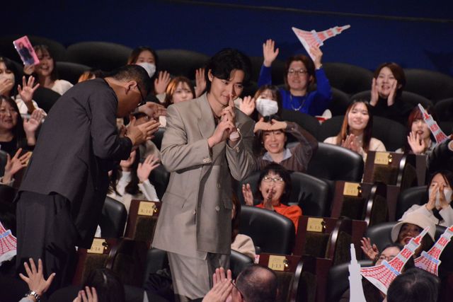 浜辺美波、美麗衣装でニッコリ『アンダーニンジャ』舞台あいさつ（11枚目）