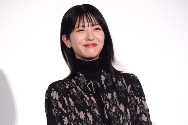 浜辺美波、美麗衣装でニッコリ『アンダーニンジャ』舞台あいさつ（12枚目）