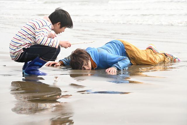 空腹で倒れたショウマ、少年・始に救われる…「仮面ライダーガヴ」第1話場面カット：フォトギャラリー