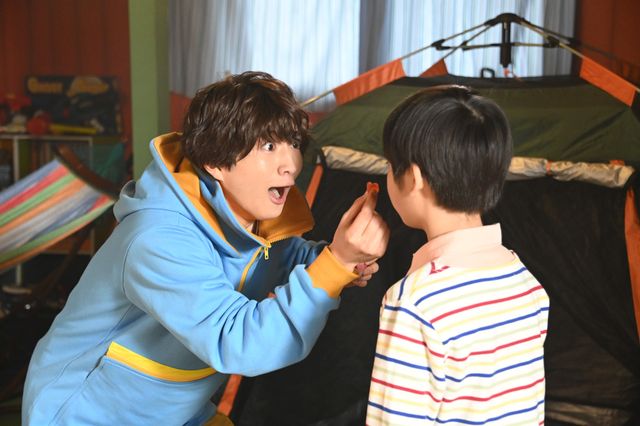 空腹で倒れたショウマ、少年・始に救われる…「仮面ライダーガヴ」第1話場面カット（3枚目）