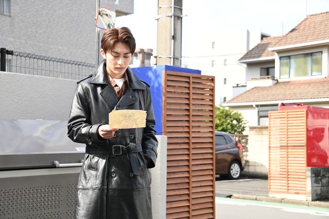 空腹で倒れたショウマ、少年・始に救われる…「仮面ライダーガヴ」第1話場面カット（4枚目）