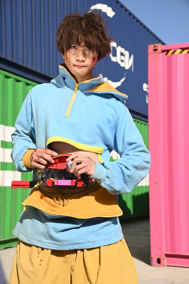 空腹で倒れたショウマ、少年・始に救われる…「仮面ライダーガヴ」第1話場面カット（5枚目）