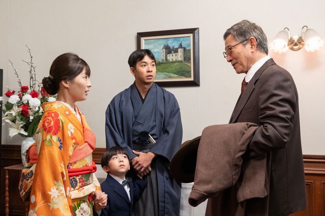 母・はる（石田ゆり子）には言えず…「虎に翼」第4回の場面写真（3枚目）