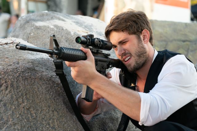 ジョン・トラボルタVSブルース・ウィリス『オペレーション・ゴールド』場面写真（18枚目）