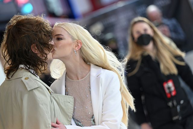 アニャ・テイラー＝ジョイ＆マルコム・マクレー（2枚目）