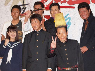 （上段左から）山口雄大監督、竹内力、なだぎ武、小沢仁志（下段左から）山本ひかる、石黒英雄、板倉俊之